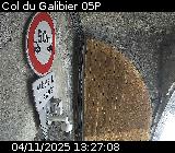 Webcam au niveau du Col du Galibier sur la D902, à la frontière entre le département des Hautes-Alpes et celui de la Savoie, au niveau du refuge du Galibier