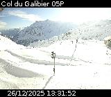 Webcam au niveau du Col du Galibier sur la D902, à la frontière entre le département des Hautes-Alpes et celui de la Savoie, au niveau du refuge du Galibier