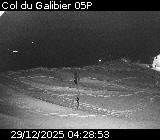 Webcam au niveau du Col du Galibier sur la D902, à la frontière entre le département des Hautes-Alpes et celui de la Savoie, au niveau du refuge du Galibier