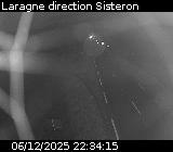 Webcam à Laragne sur la D1075 à la frontière entre les Hautes-Alpes et les Alpes-de-Haute-Provence. Vue orientée vers Sisteron