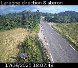 Webcam à Laragne sur la D1075 à la frontière entre les Hautes-Alpes et les Alpes-de-Haute-Provence. Vue orientée vers Sisteron