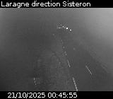 Webcam à Laragne sur la D1075 à la frontière entre les Hautes-Alpes et les Alpes-de-Haute-Provence. Vue orientée vers Sisteron