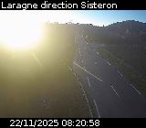 Webcam à Laragne sur la D1075 à la frontière entre les Hautes-Alpes et les Alpes-de-Haute-Provence. Vue orientée vers Sisteron