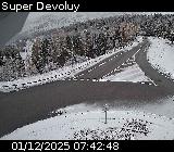 Webcam à l'entrée de la station Super Devoluy. Vue orientée vers la sortie de la station