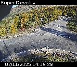 Webcam à l'entrée de la station Super Devoluy. Vue orientée vers la sortie de la station