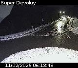 Webcam à l'entrée de la station Super Devoluy. Vue orientée vers la sortie de la station