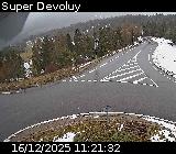 Webcam à l'entrée de la station Super Devoluy. Vue orientée vers la sortie de la station