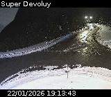 Webcam à l'entrée de la station Super Devoluy. Vue orientée vers la sortie de la station