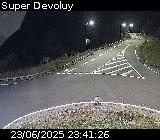 Webcam à l'entrée de la station Super Devoluy. Vue orientée vers la sortie de la station