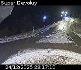 Webcam à l'entrée de la station Super Devoluy. Vue orientée vers la sortie de la station