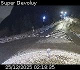 Webcam à l'entrée de la station Super Devoluy. Vue orientée vers la sortie de la station